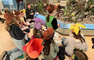 Kinder mit Frühlingsrallye vor Biber- und Fischotter-Vitrine