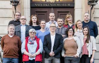 Hier sieht man das Team den Naturkundemuseums vor dem Haupteingang.