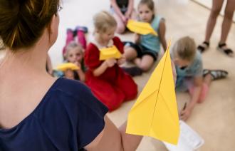 Beim Kindergeburtstag wird verglichen, welches Tier am weitesten fliegt.