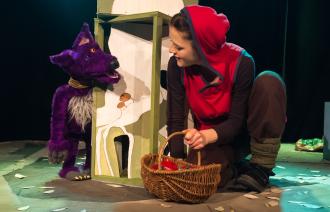 Das Red Dog Theater in Aktion, es treffen Rotkäppchen und Wolf aufeinander