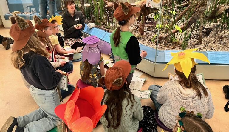 Kinder mit Frühlingsrallye vor Biber- und Fischotter-Vitrine
