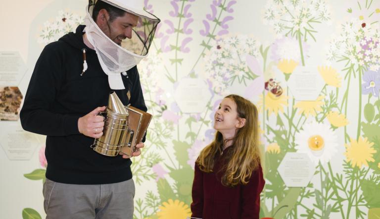 Vater und Tochter in der Mitmachausstellung Mensch Biene.