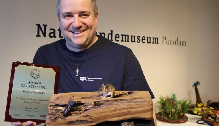 Präparator Christian Blumenstein mit Urkunde und Exponat (© Naturkundemuseum Potsdam