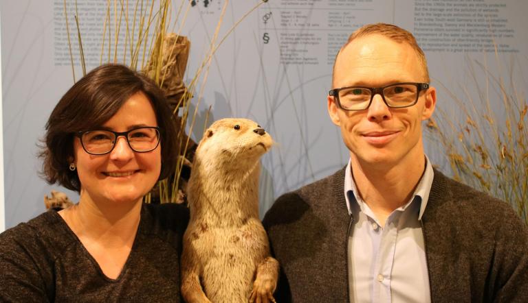 stellvertrende Direktorin Dr. Ina Pokorny und Direktor Dr. Jobst Pfaender freuen sich über die positive Jahresbilanz (© Naturkundemuseum Potsdam/ stellvertrende Direktorin Dr. Ina Pokorny und Direktor Dr. Jobst Pfaender freuen sich über die positive Jahresbilanz (© Naturkundemuseum Potsdam/
