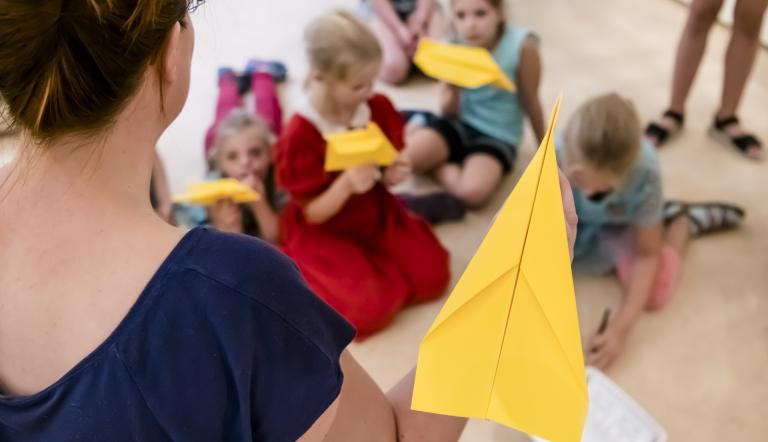 Beim Kindergeburtstag wird verglichen, welches Tier am weitesten fliegt.