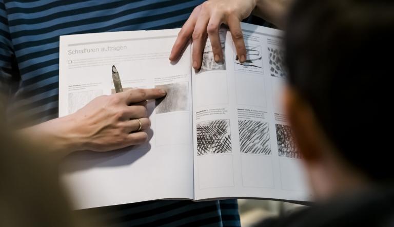 Katrin Neubert erklärt, wie man mit dem Bleistift Strukturen und Schattierungen erzeugt, Foto: David Marschalsky, Lizenz: Naturkundemuseum Potsdam