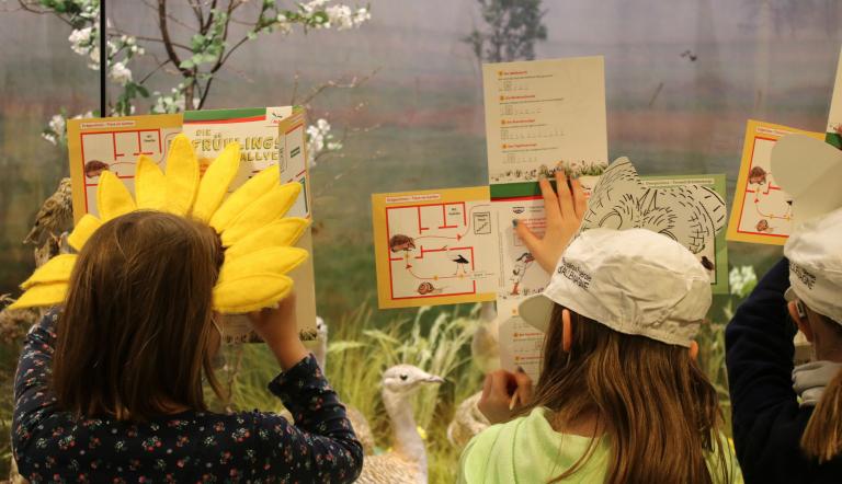 Schirmherr des Wettbewerbs André Gatzke mit Kindergruppe im Naturkundemuseum Potsdam., Foto: Jörg Farys, Lizenz: NAJU